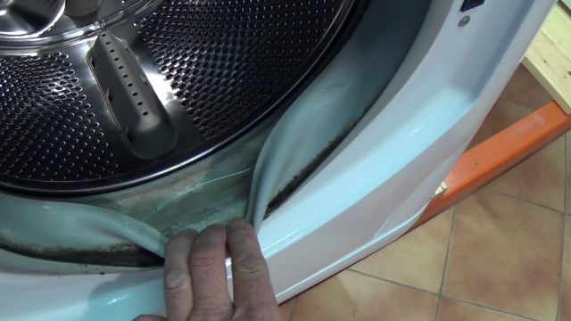 Стиральная машина Indesit во время ремонта