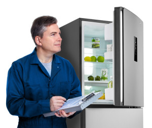 Мастер проверяет холодильник Beko