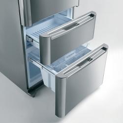 Мастер чинит холодильник Indesit