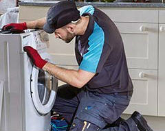 Мастер проводит диагностику стиральной машины Whirlpool