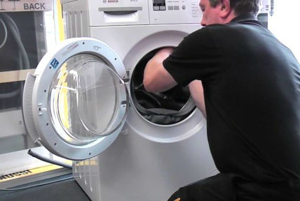 Мастер ремонтирует стиральную машину Electrolux на дому
